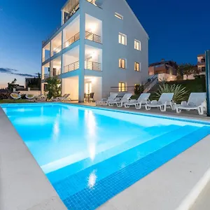 https://apartment-deluxe-villa-carlotta.hotelinzadar.com